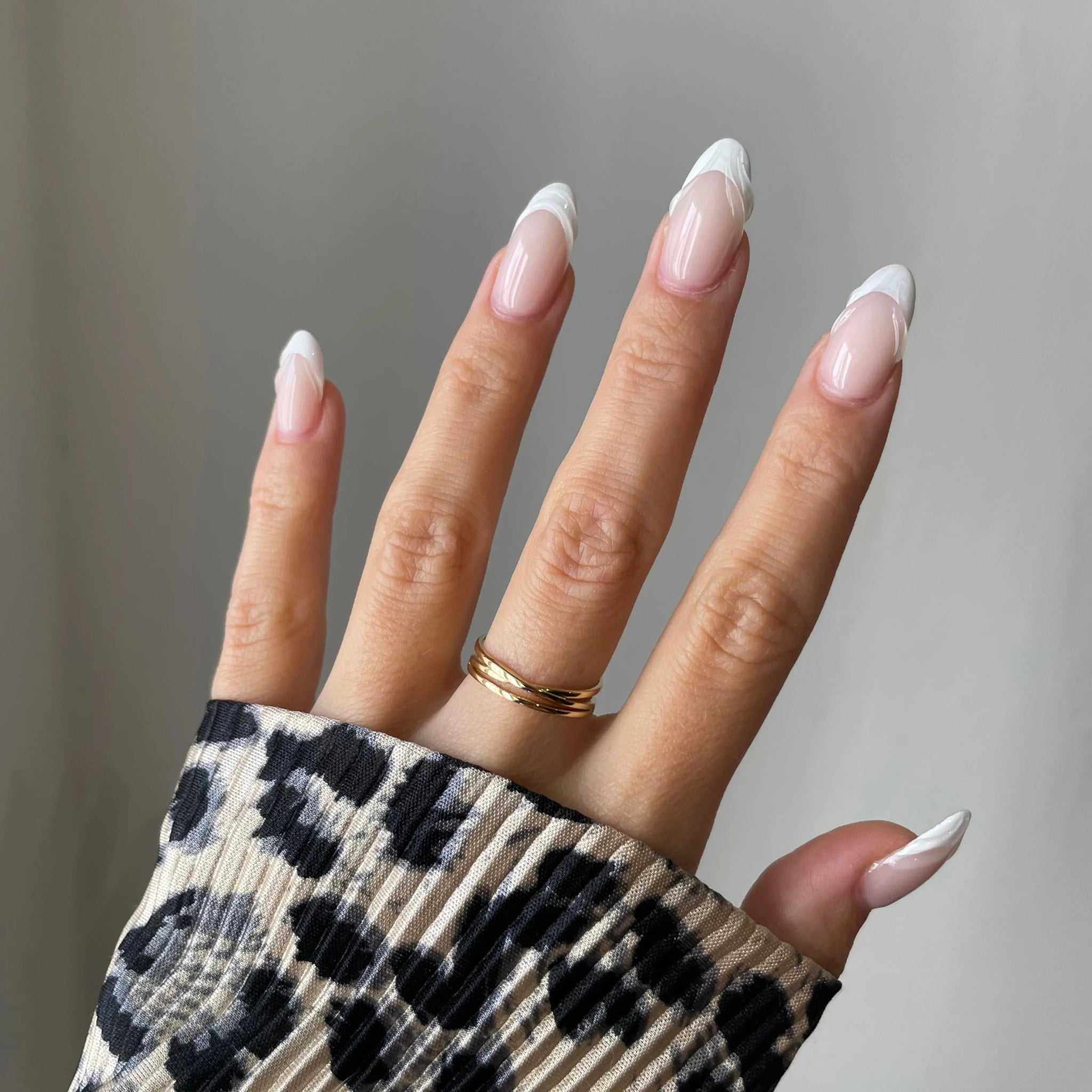 Gros plan bague Alessia style minimaliste effet double anneau ajouré portée au doigt.