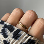 Gros plan bague Alessia style minimaliste effet double anneau ajouré portée au doigt.