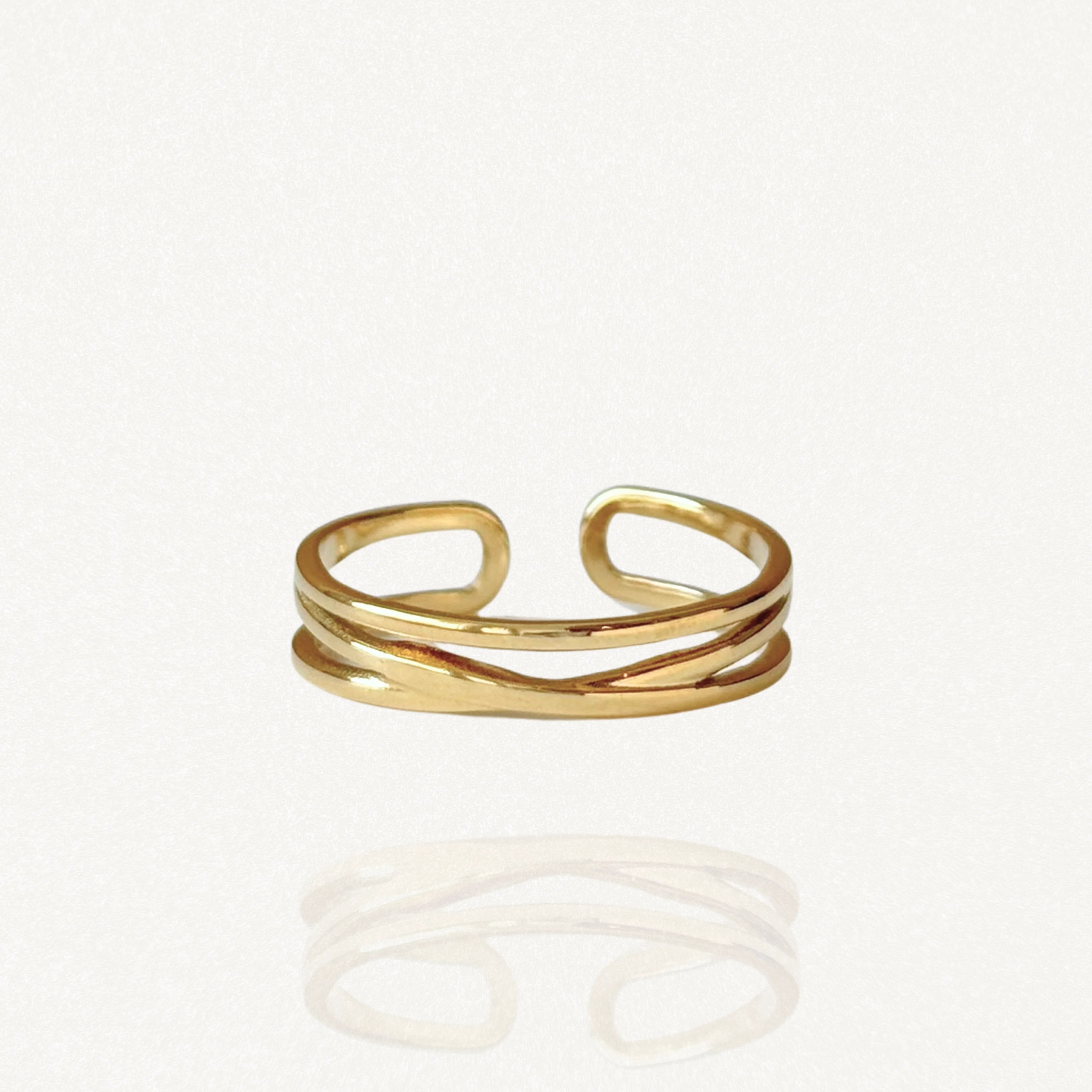 Bague fine ouverte effet double rang en acier inoxydable doré avec un anneau droit et un anneau ondulé sur fond blanc.