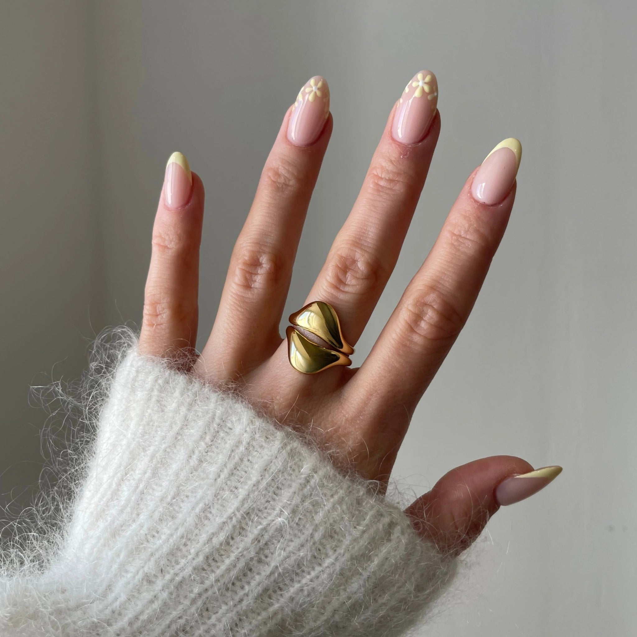 Gros plan bague Alexandra style sculptural et bombé portée au doigt, bijou moderne et artistique.