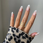 Gros plan bague Amandina effet accumulation trois anneaux ciselés portée au doigt, style moderne.