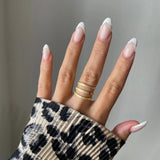 Gros plan bague Amandina effet accumulation trois anneaux ciselés portée au doigt, style moderne.