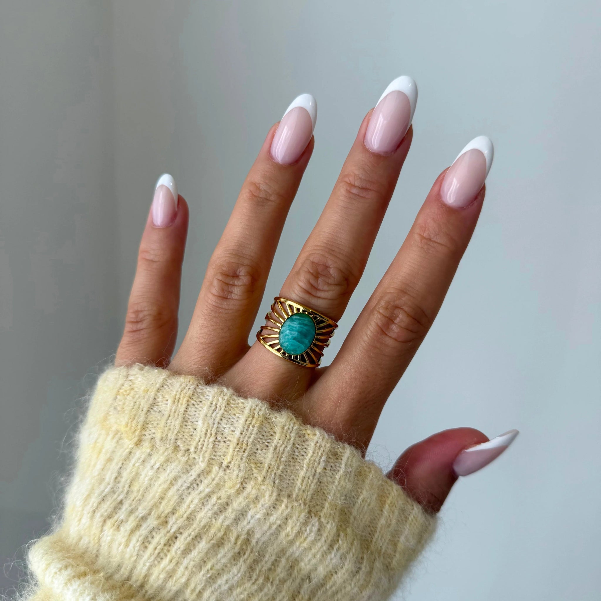 Bague Athena style bohème avec pierre bleue Amazonite portée au doigt, accessoire tendance.