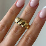 Bague Berenice motif torsades en relief portée au doigt avec veste en jean, style chunky tendance.