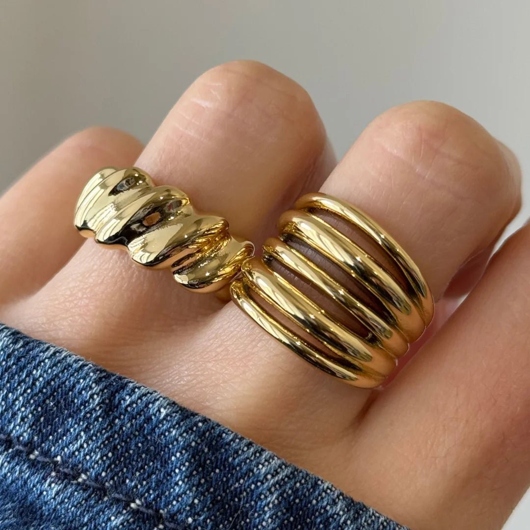 Bague croissant Berenice portée en accumulation (stacking) avec une bague multi-rangs dorée.