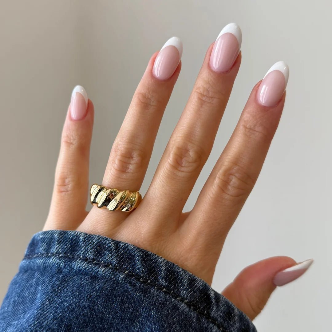 Bague Berenice motif torsades en relief portée au doigt avec veste en jean, style chunky tendance.