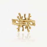 Bague en acier inoxydable dorée, motif abstrait organique aux formes irrégulières et ramifiées, design contemporain.