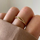 Bague fine minimaliste effet fil torsadé portée au doigt, bijou discret et élégant.