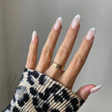 Gros plan bague Ceyda dorée à relief texturé portée au doigt, style ethnique chic.