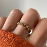 Gros plan bague Dakota motif chaîne minimaliste portée au doigt, style intemporel.