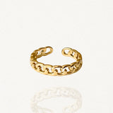 Bague fine ouverte en acier inoxydable doré avec motif chaîne maillons gourmette sur fond blanc.