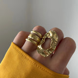 Bague triple rangs Ella portée en accumulation (stacking) avec la bague large martelée Miranda.