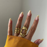 Bague triple rangs Ella portée en accumulation (stacking) avec la bague large martelée Miranda.