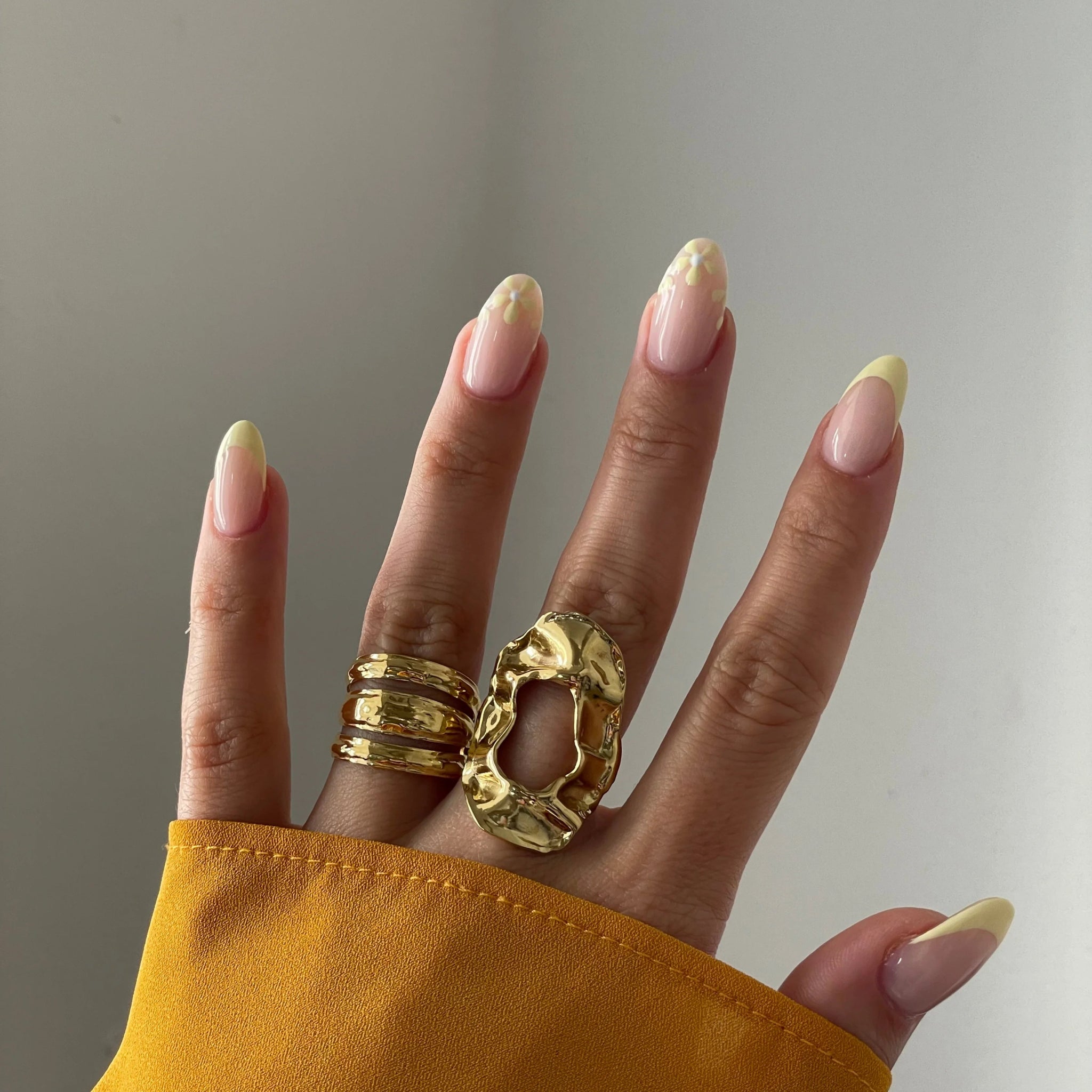 Bague triple rangs Ella portée en accumulation (stacking) avec la bague large martelée Miranda.