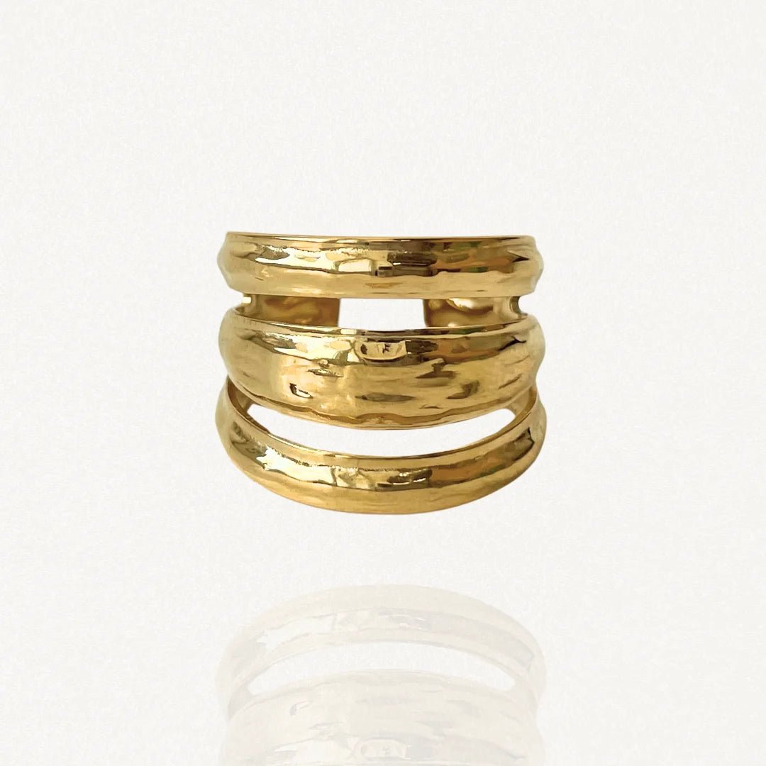 Bague large triple rangs effet empilé en acier inoxydable doré avec finition texturée.