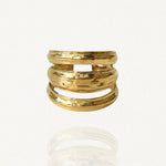 Bague large triple rangs effet empilé en acier inoxydable doré avec finition texturée.