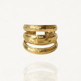 Bague large triple rangs effet empilé en acier inoxydable doré avec finition texturée.