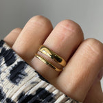 Gros plan bague Filipa effet superposition deux anneaux portée au doigt, style minimaliste.