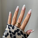 Bague double rangs Filipa portée en accumulation avec une bague cercle géométrique sur main manucurée avec pull léopard.