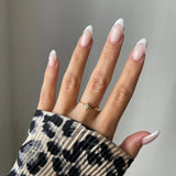 Gros plan bague fine Gloria motif étoile polaire portée au doigt, style minimaliste et céleste.