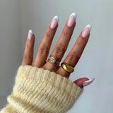 Bague multi-rangs Jessica portée en accumulation (stacking) avec une grosse bague dôme dorée lisse.