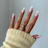 Bague Jessica style bohème avec pierre turquoise portée seule sur une main manucurée.