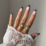 Bague Lou-Anne portée en accumulation (stacking) avec une autre bague large à pierre turquoise style ethnique.