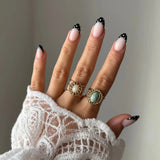 Bague Lou-Anne portée en accumulation (stacking) avec une autre bague large à pierre turquoise style ethnique.