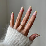 Gros plan bague fine Louisa à motifs maillons portée au doigt, bijou minimaliste et discret.