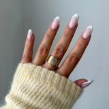 Bague Luciana style antique avec pierre ovale marbrée portée au majeur, accessoire statement bohème.