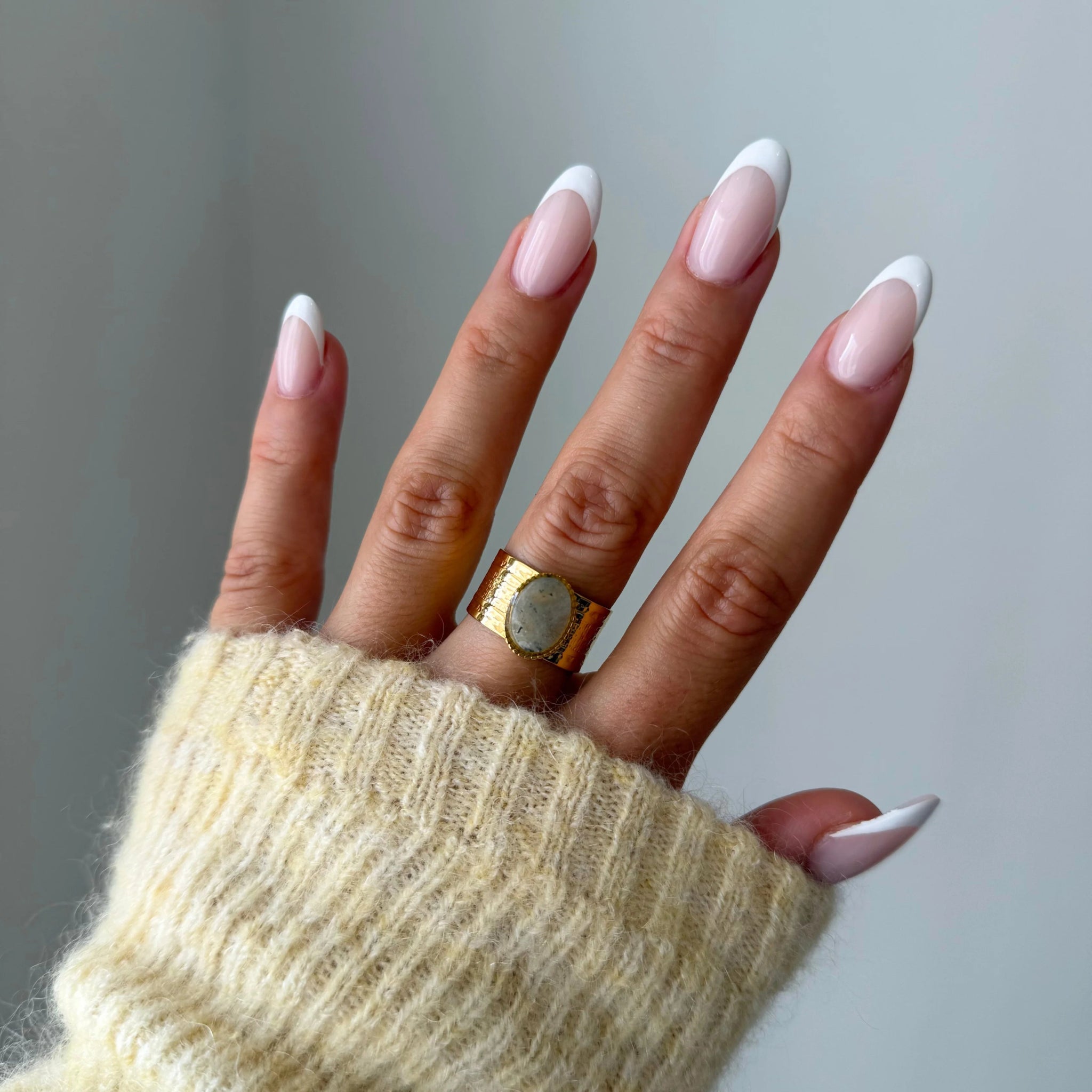 Bague Luciana style antique avec pierre ovale marbrée portée au majeur, accessoire statement bohème.