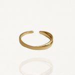 Bague fine ouverte en acier inoxydable doré avec motif croisé : un anneau lisse et un anneau texturé scintillant sur fond blanc.