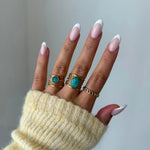 Bague Athena style bohème avec pierre bleue Amazonite portée au doigt, accessoire tendance.