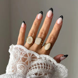 Bague Margot portée en accumulation (stacking) avec les autres bagues larges à pierres blanches (modèles Manon et Klarisa).