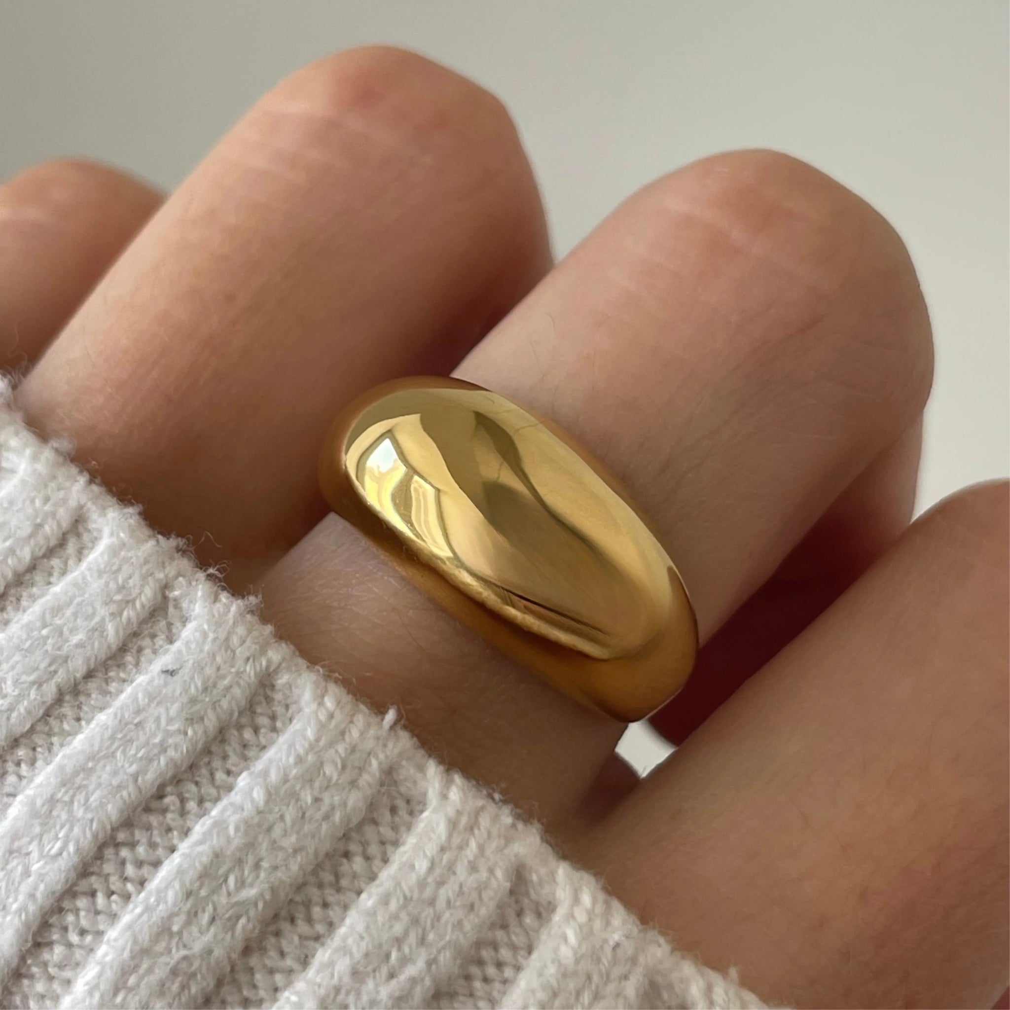 Gros plan bague Marta au volume bombé portée au doigt, design minimaliste et audacieux (chunky).