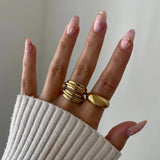Bague dôme Marta portée en duo avec une bague multi-rangs texturée pour un look moderne.