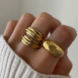 Bague dôme Marta portée en duo avec une bague multi-rangs texturée pour un look moderne.