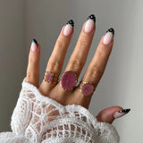 Bague Mathilde portée en accumulation (stacking) avec d'autres bagues larges à pierres roses pour un camaïeu romantique.