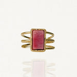 Bague large multi-rangs en acier inoxydable doré ornée d'une pierre naturelle rectangulaire rose vieux rose (style rhodonite) sur fond blanc.