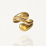 Bague ouverte ajustable en acier inoxydable doré avec extrémités en forme de double goutte style organique.