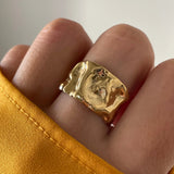 Gros plan sur la texture martelée et lumineuse de la bague large Miranda.