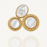 Bague MURIELLE dorée en acier inoxydable, composée de trois médaillons incrustés de résine blanche irisée, un ovale et deux ronds texturés.