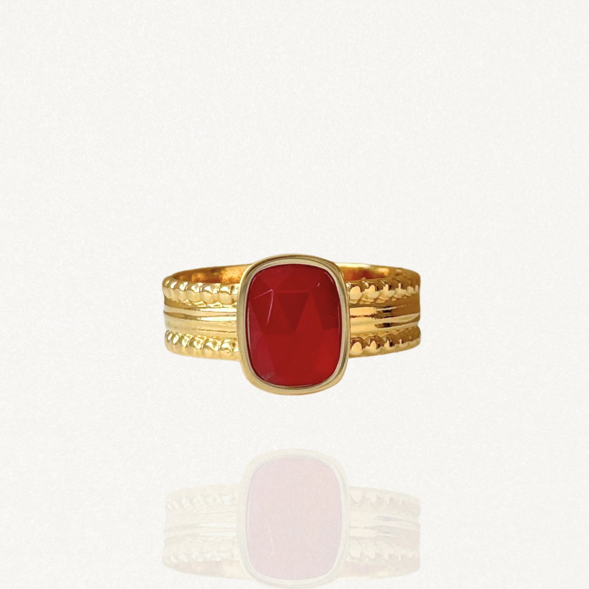 Bague large ajustable en acier inoxydable doré ornée d'une pierre rouge rectangulaire style vintage sur fond blanc.
