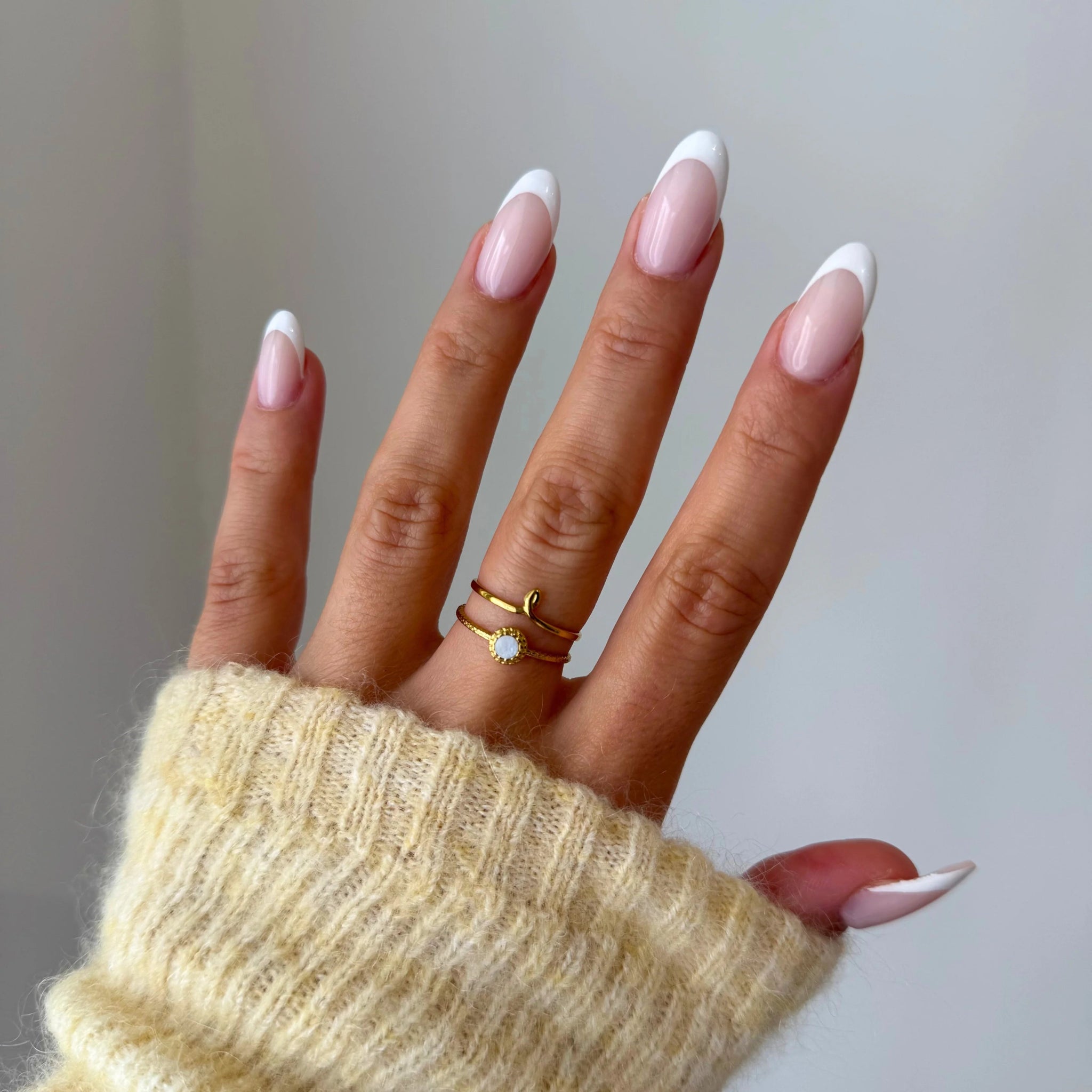 Bague Ornella dorée style accumulation portée seule sur une main manucurée.