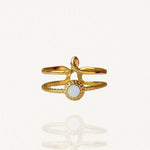 Bague ouverte effet double rang en acier inoxydable doré avec motif ondulé et petite pierre ronde blanche.