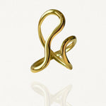 Bague design abstrait aux lignes courbes et ondulées en acier inoxydable doré sur fond blanc.