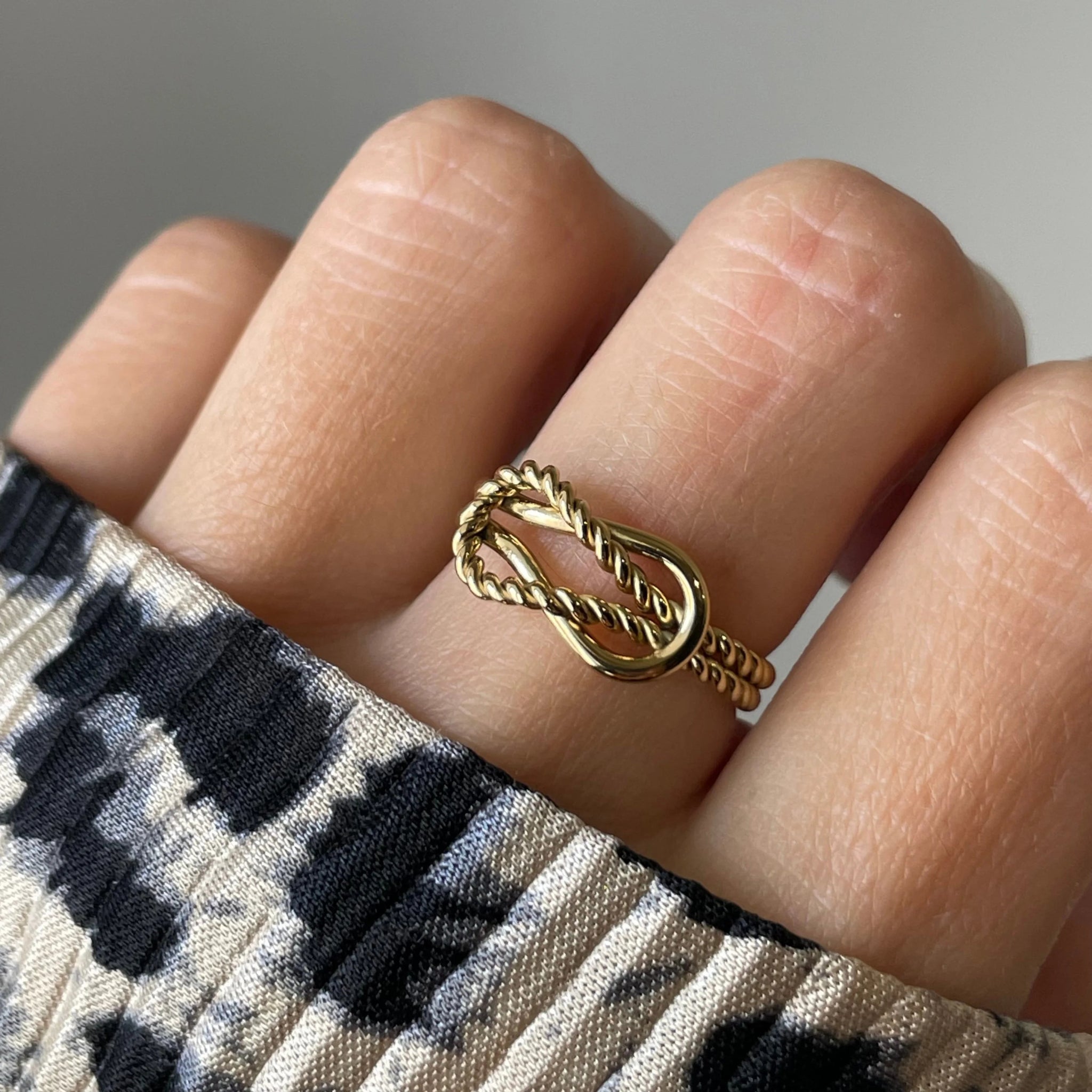 Gros plan bague Roberta motif nœud marin texture cordage portée au doigt