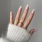 Bague Rosaria portée en accumulation (stacking) avec d'autres bagues fines dorées et pierres blanches sur une main.