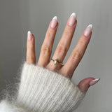 Bague Rosaria portée en accumulation (stacking) avec d'autres bagues fines dorées et pierres blanches sur une main.