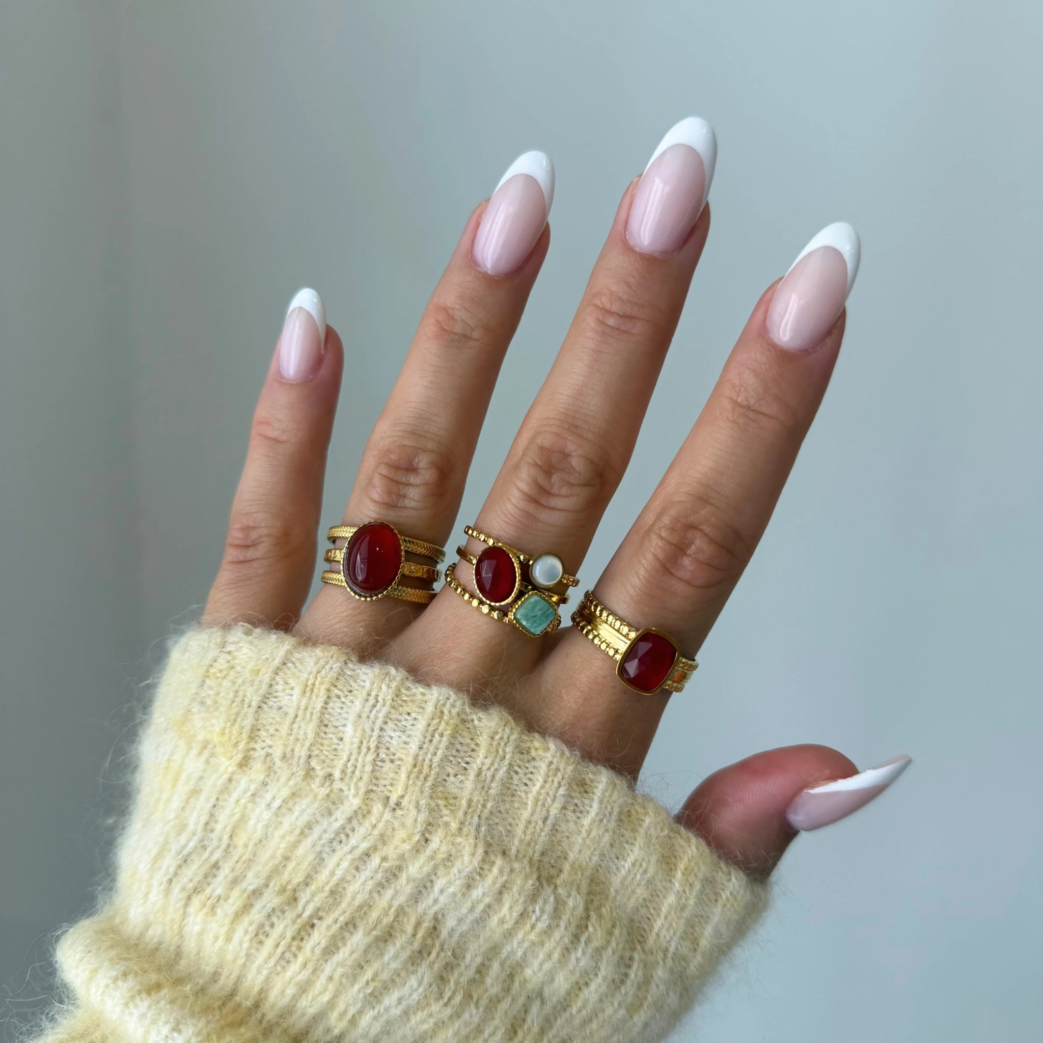 Bague Rubia portée en accumulation (stacking) avec la bague carrée Mylena pour un look bohème coloré.